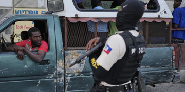 Personas desplazadas por violencia pandillera protestan en Haití