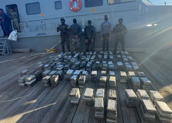 Arrestan a tres hombres con 555 paquetes de cocaína en las costas de Baní