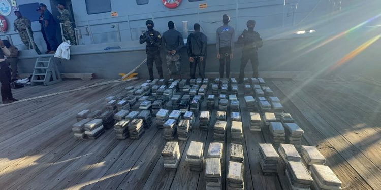 Arrestan a tres hombres con 555 paquetes de cocaína en las costas de Baní