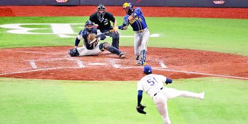 Cerveceros aplastan a los Rays y se ponen a una victoria de primer título
