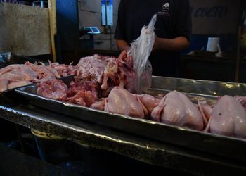 Mercaderes aseguran la libra de pollo no ha subido de RD$75