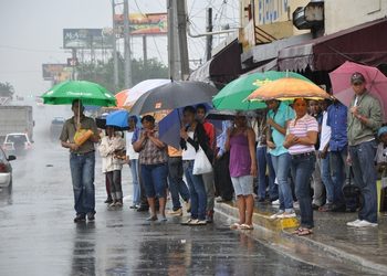 LLUVIAS MATUTINAS EN VARIAS PROVINCIAS. ESTA TARDE AGUACEROS FUERTES CON TORMENTAS ELÉCTRICAS A CAUSA DE VAGUADA