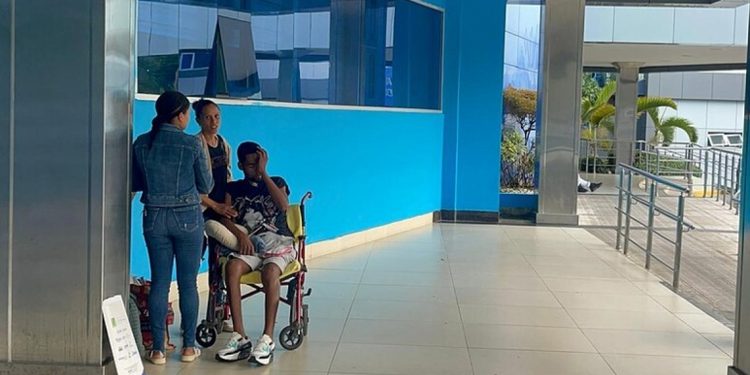 Médicos acatan llamado a paro en hospitales de Santiago