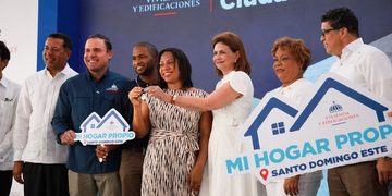 Gobierno entrega escuela y 836 apartamentos en un acto en SDE
