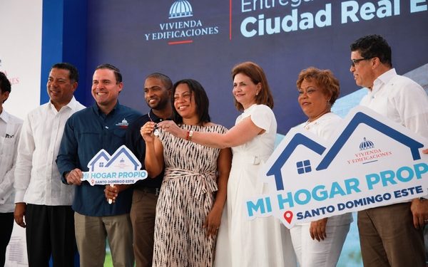 Gobierno entrega escuela y 836 apartamentos en un acto en SDE