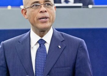 Michel Martelly se registra como candidato presidencial en Haití