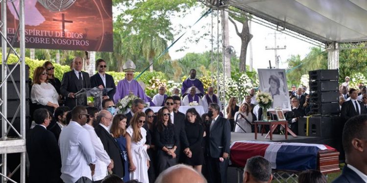 Cientos dan último adiós a doña Rosa Gómez de Mejía