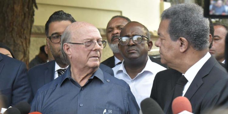 Leonel visita a Hipólito Mejía para extenderle sus condolencias