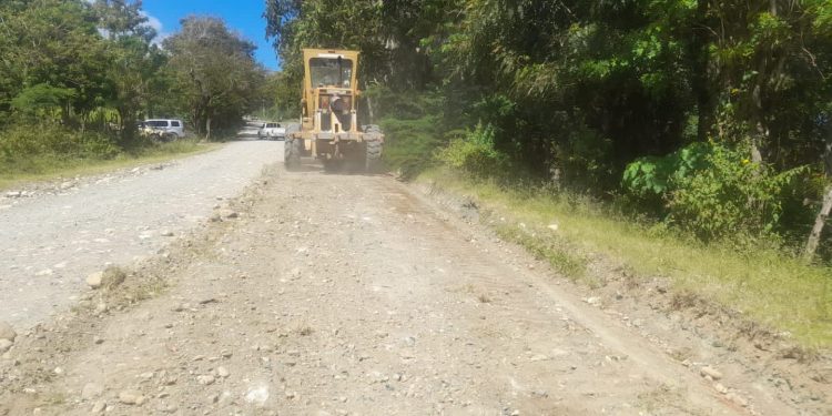 El alcalde de Puerto Plata Roquelito García, dispuso la rehabilitación y acondicionamiento de los caminos vecinales de las comunidades de la Cremaye y la Guaita