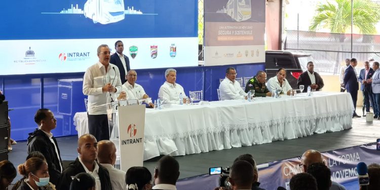 Abinader deja en operación el nuevo corredor Charles de Gaulle; se compromete a no dejar ningún chófer fuera