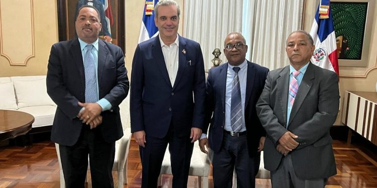 Presidente Abinader recibe dirigentes de organizaciones periodísticas al conmemorarse Día Nacional del Periodista