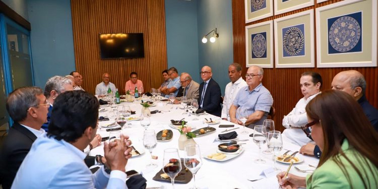 Homero Figueroa se reúne con directores y propietarios de medios de comunicación Santiago