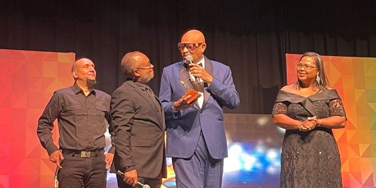 Nelson Javier (El Cocodrillo) es reconocido en Premios El Galardón.