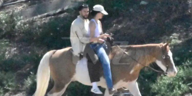 Bad Bunny y Kendall Jenner en una cita romántica montando a caballo