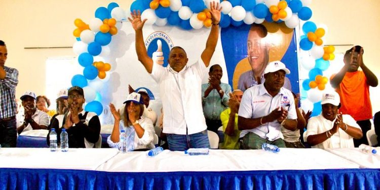 Precandidato a regidor por el PRM juramenta equipo de trabajo y proclama reelección del presidente Luís Abinader