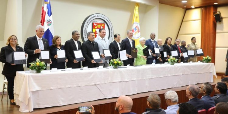 Presidente Abinader encabeza firma de acuerdo con 13 universidades para la Reforma Educativa Policial