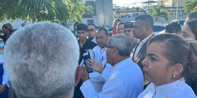 Impiden entrada a Maternidad de Los Mina a una comisión del CMD