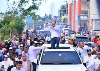 Abel Martínez recibe respaldo de comunitarios de La Otra Banda, Higüey