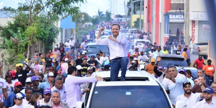 Abel Martínez recibe respaldo de comunitarios de La Otra Banda, Higüey