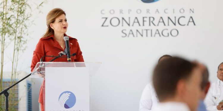 Vicepresidenta pondera el liderazgo y aporte de la Corporación al sector eléctrico nacional