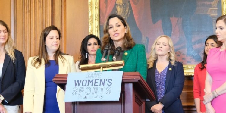 “RD nunca debió ser acusada de racismo”: congresista Salazar celebra suspensión de alerta de viaje de EE.UU