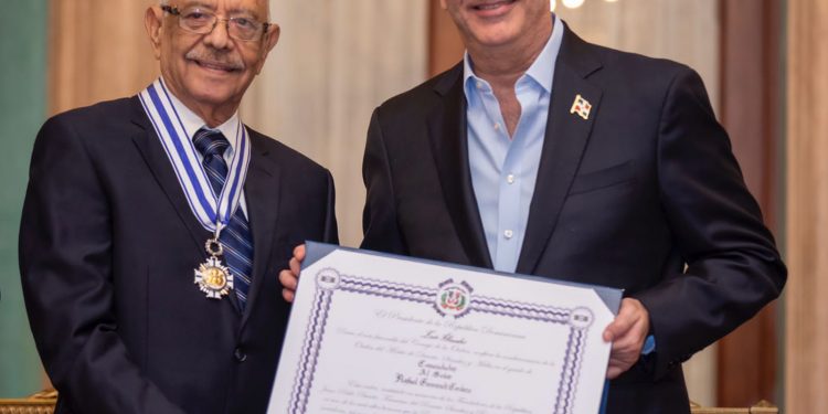 Presidente Abinader condecora a Rafa Gamundi con la Orden del Mérito de Duarte, Sánchez y Mella