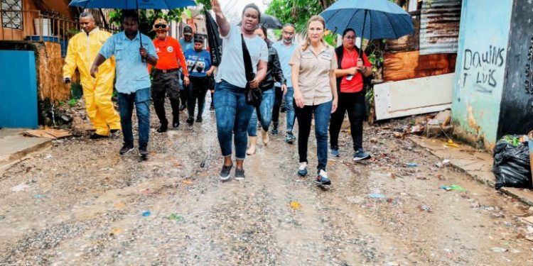 Alcaldesa Carolina Mejía evalúa en Los Girasoles primero los daños provocados por vaguada