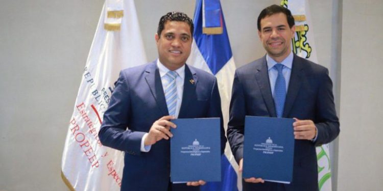 Firman acuerdo que convertirá La Vega en ciudad creativa de artesanía y artes populares ante la UNESCO