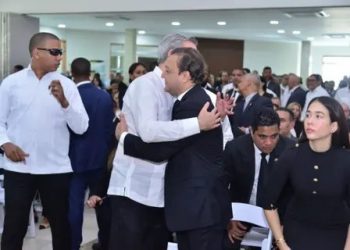 Presidente Abinader acude a expresar condolencias a Abel Martínez por fallecimiento de su madre