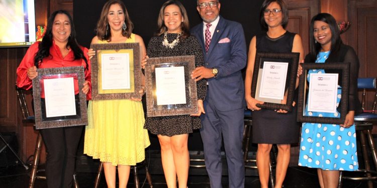 Damas periodistas destacan sus roles en la sociedad