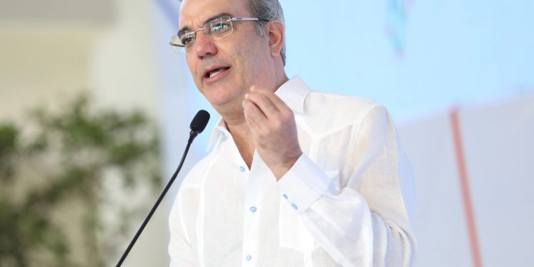 Presidente Abinader ofrecerá condolencias a Abel Martínez por fallecimiento de su madre