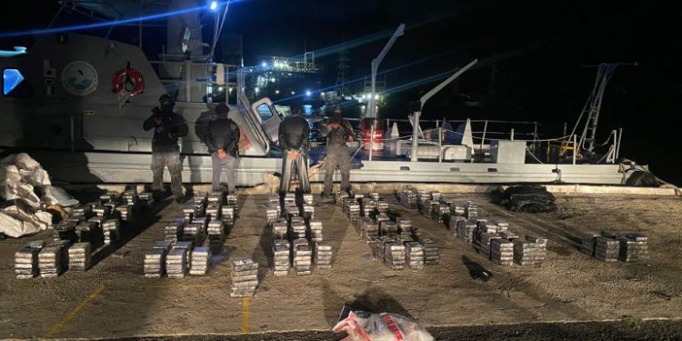 Interceptan lancha que ocupaba 531 paquetes de cocaína en San Pedro de Macorís