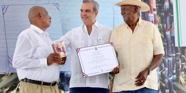 Presidente Abinader promueve modernización y mecanización del cultivo y cosecha de la caña de azúcar. Impulsa dominicanización de la mano de obra, en cumplimiento de leyes vigentes en República Dominicana.