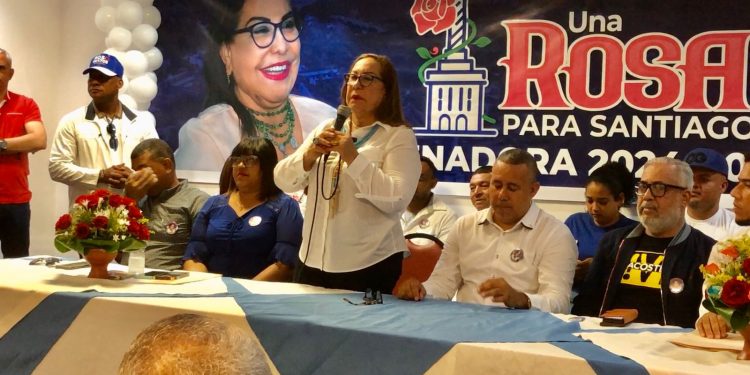 Gobernadora de Santiago es la primera en ser proclamada precandidata a senadora