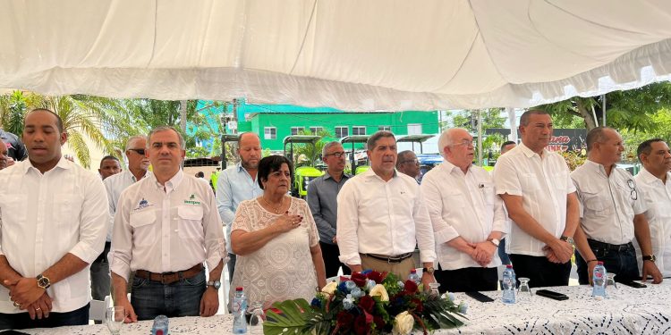 Ministerio de Agricultura entrega 6 tractores nuevos y inicia Plan Masivo de Siembra de Productos Alimenticios en El Seibo
