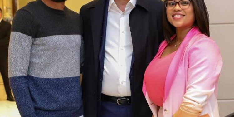 Presidente Abinader sorprende dominicana residente en Londres y le entrega pedido de Café