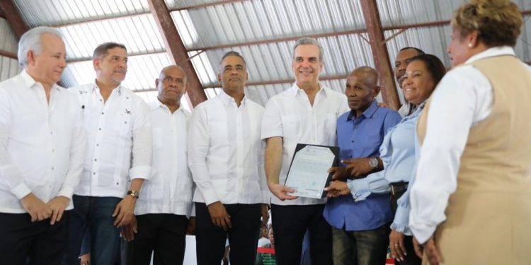 Visiblemente emocionado, Presidente Abinader dispone entrega de 2,143 títulos para beneficiar a más de 8,572 familias