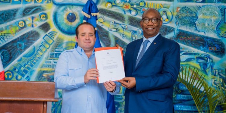 Gobierno entrega RD 148 MM para la construcción de nuevos niveles en edificios de la UASD