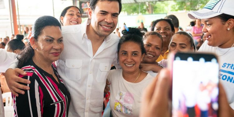 PROPEEP y Gobernación de Espaillat entregan regalos a cientos de madres de Moca