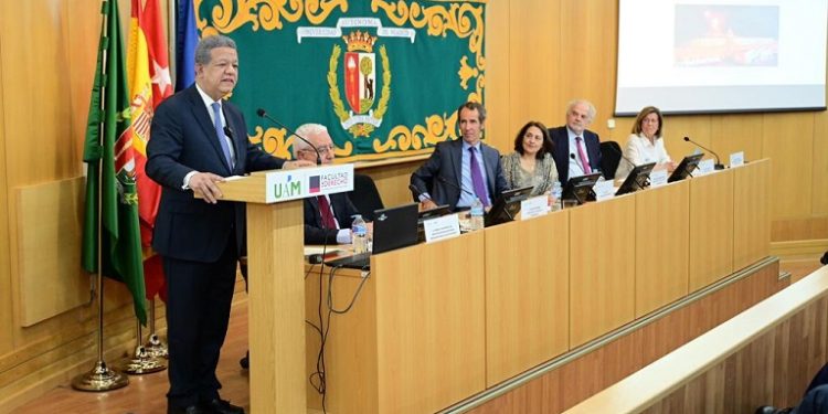 Leonel dice no hay una solución nacional a problemas globales