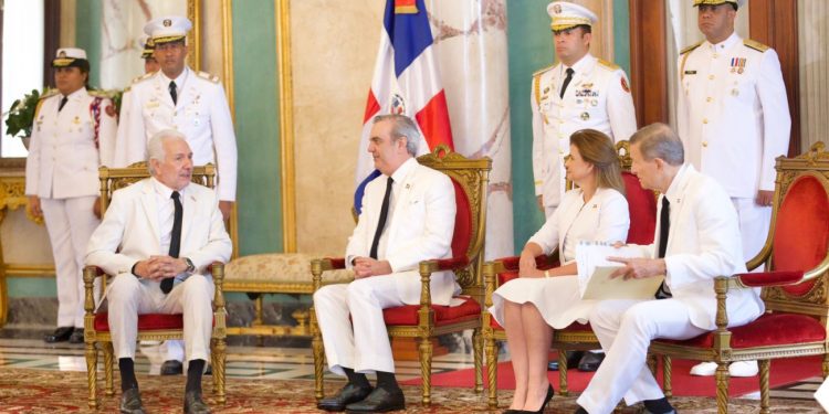 Presidente Abinader recibe cartas credenciales de ocho nuevos embajadores