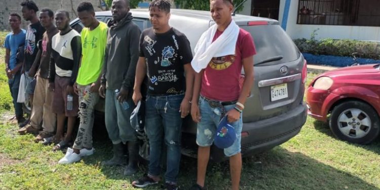 Migración apresa a dos dominicanos contrabandeando nacionales haitianos