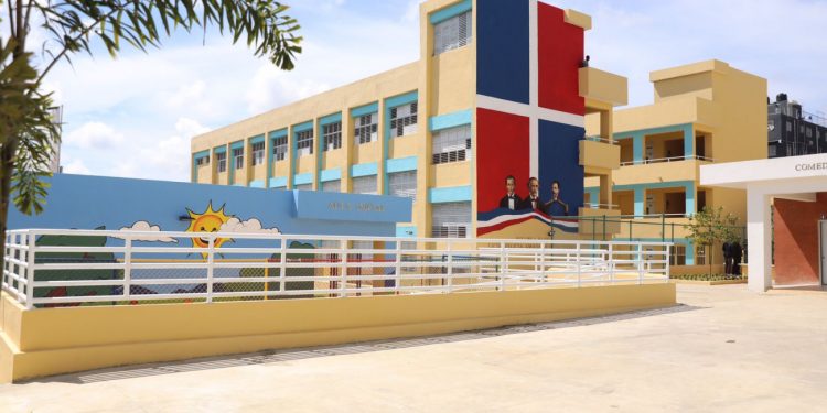 Presidente Abinader inaugura escuela en Los Guaricanos que beneficiará a 800 estudiantes del nivel básico