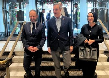 Abinader llega a Londres para participar en actos de coronación