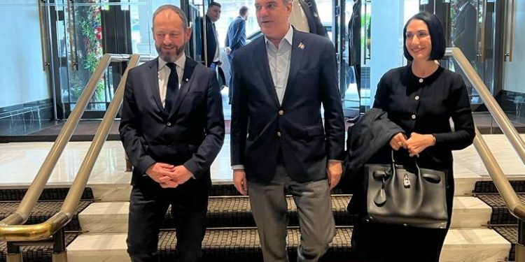 Abinader llega a Londres para participar en actos de coronación