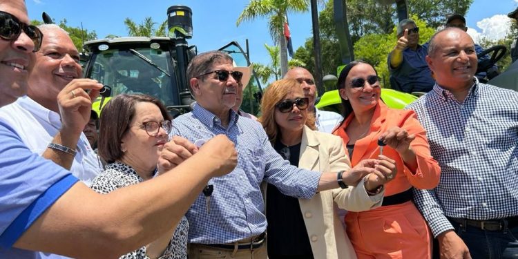Ministerio de Agricultura entrega en Valverde 15 tractores y continúa programa de siembra masiva de alimentos