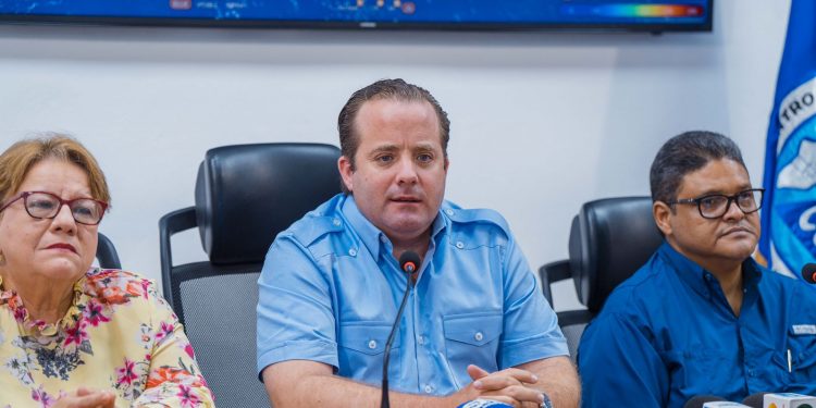 General Méndez agradece entrega de 8 camionetas y 60 computadoras por parte del MAPRE al COE