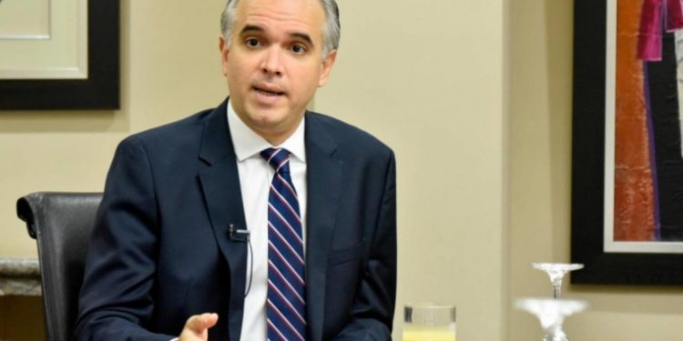 Ministro de Trabajo anuncia aumento de 30 % al salario mínimo de turismo