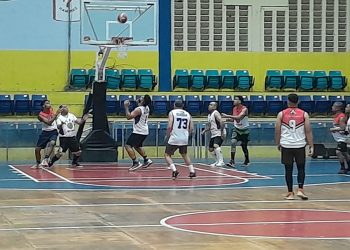 Lo Mejor del Deportes domina a Visión Deportiva y se acerca a la serie final en el Torneo de Basket ACDS-Raffy Ceballos
