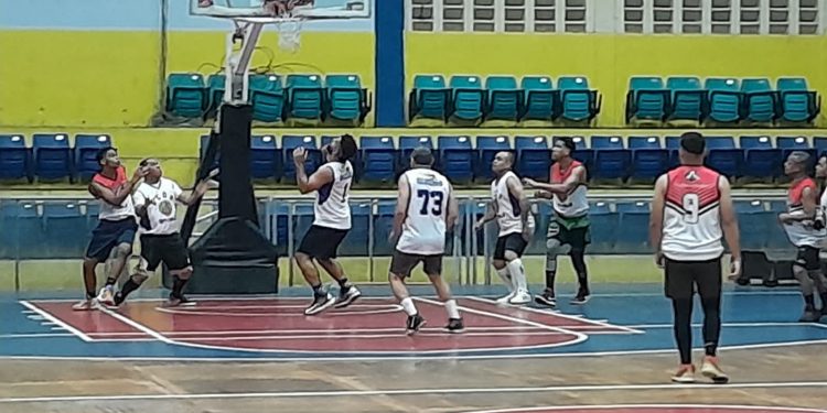 Lo Mejor del Deportes domina a Visión Deportiva y se acerca a la serie final en el Torneo de Basket ACDS-Raffy Ceballos